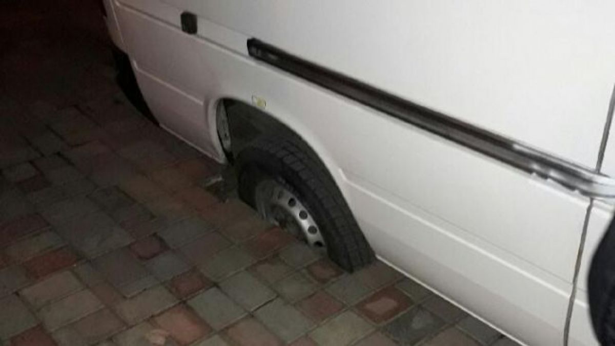 FOTO. S-a surpat o bucată de trotuar sub roțile unei mașini a Poștei Moldovei 