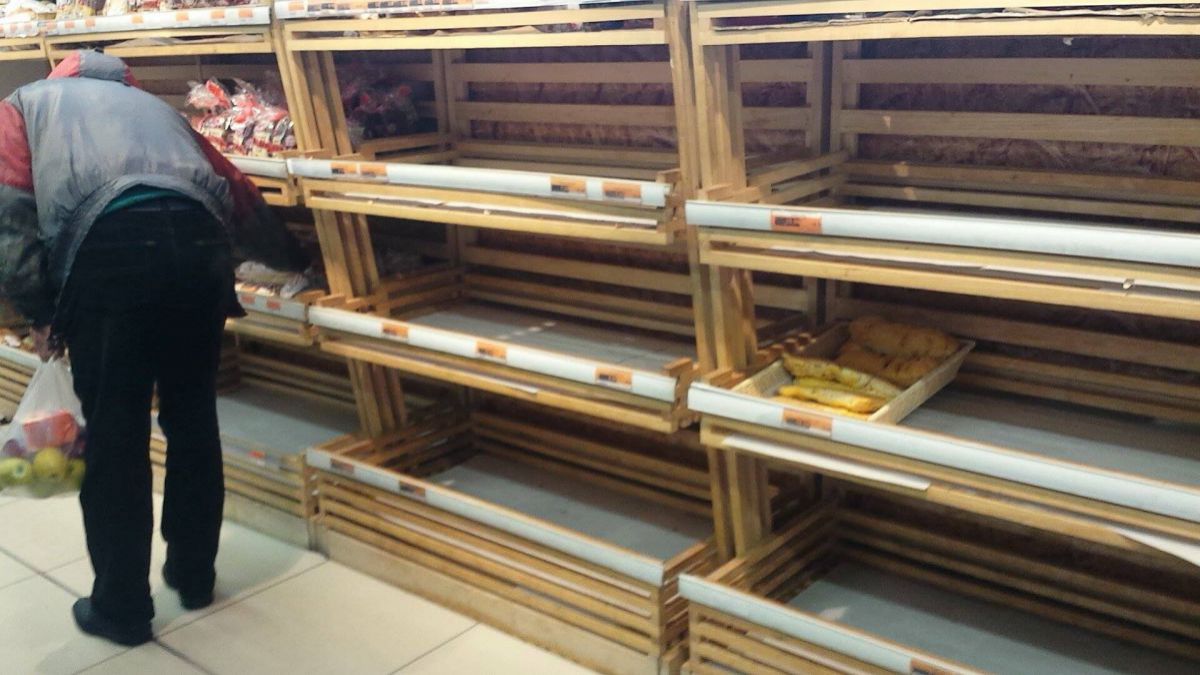 FOTO. S-a terminat pâinea: Rafturi goale și rânduri mari la case în mai multe supermarketuri din Chișinău
