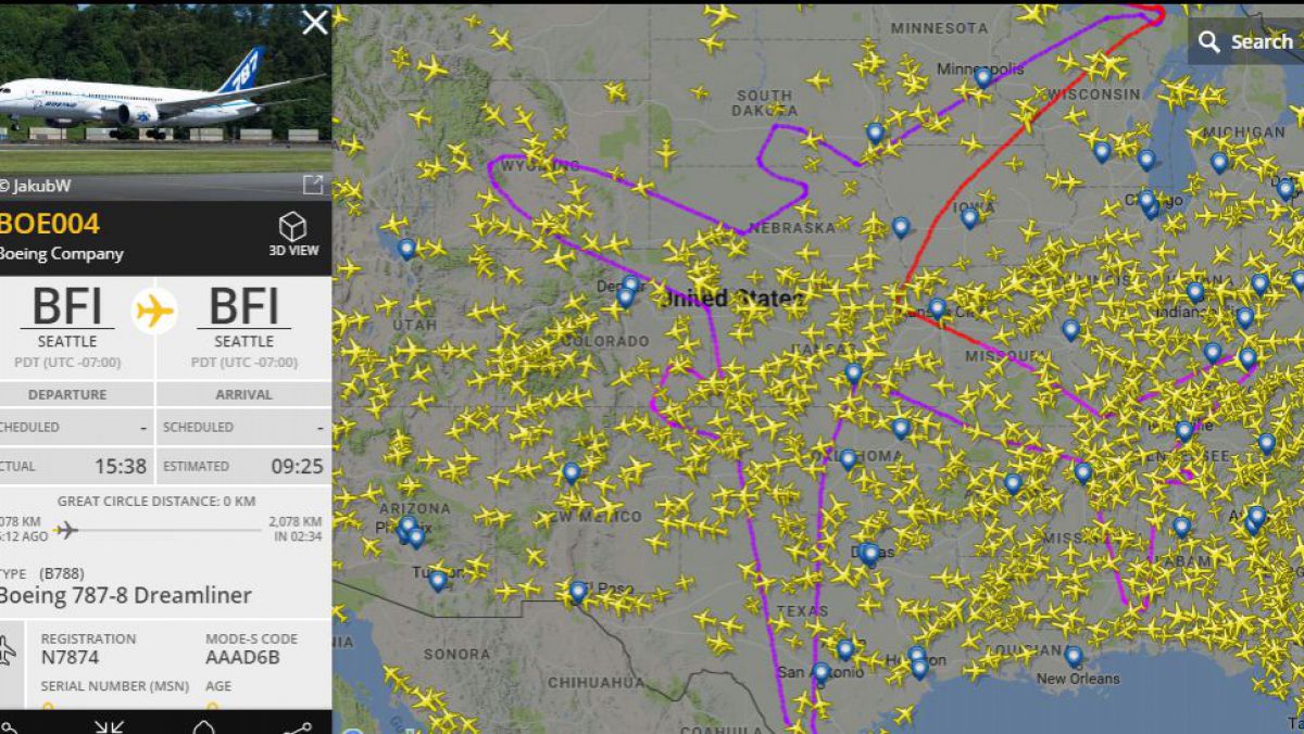 FOTO. Se întâmplă pe cer american: Avionul uriaș desenat cu ajutorul unui zbor