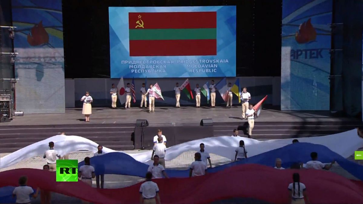 FOTO. Steagurile regiunilor separatiste, la un eveniment cu participarea lui Putin