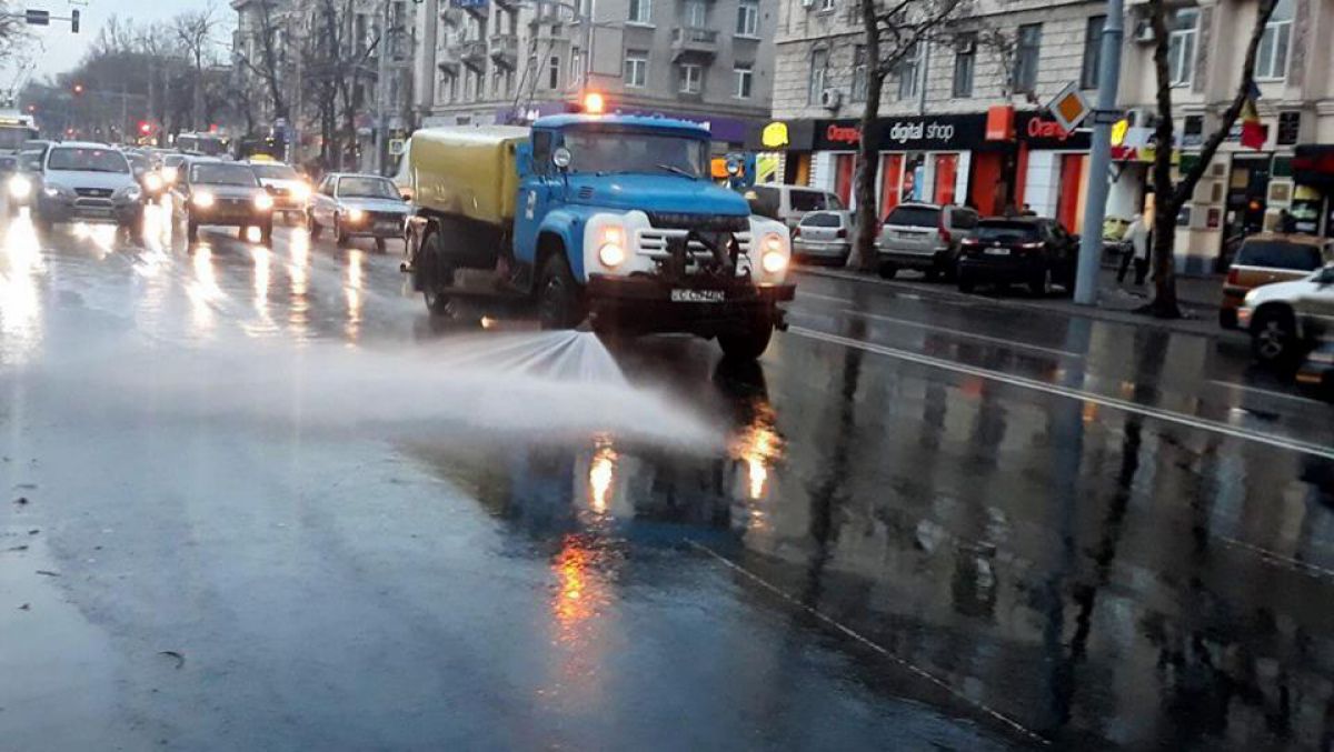 FOTO. Străzile Capitalei, spălate de mașini cu jet cu apă