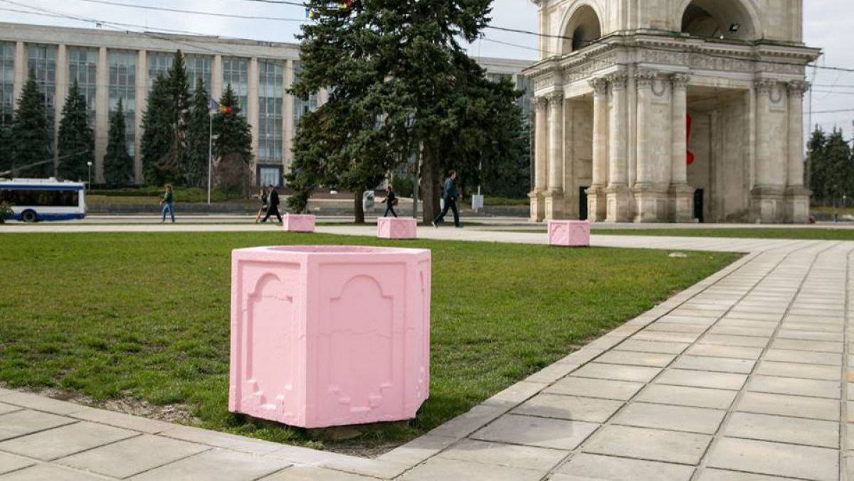 FOTO. Suporturile pentru flori din Scuarul Catedralei, motiv de ironie pentru internauți