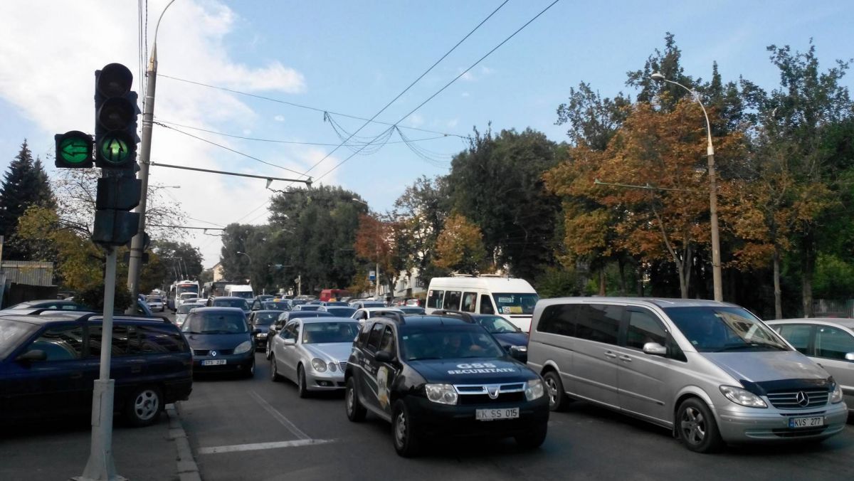 FOTO. Surpriză pentru chișinăuieni: Fără vreun anunț prealabil bd Ștefan cel Mare a fost blocat la intersecție cu Mihai Viteazul