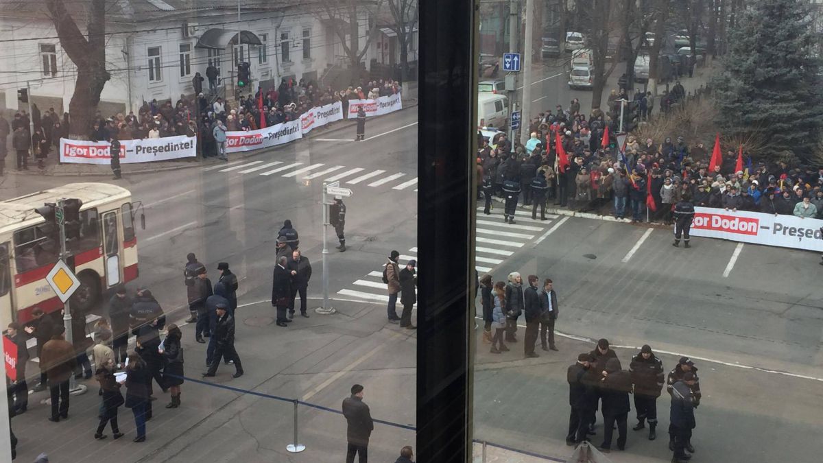 FOTO. Susținătorii lui Dodon se adună în fața Palatului Republicii