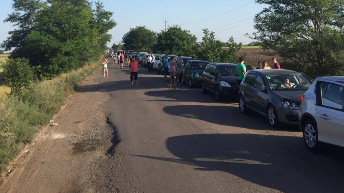 FOTO. Sute de mașini stau la coadă după punctul vamal Tudora