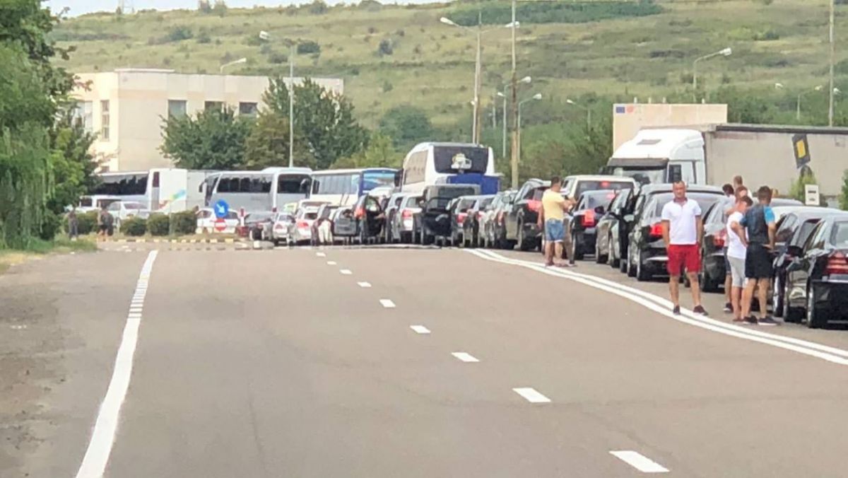 FOTO. Trafic îngreunat în vama Albița: Mai multe coloane de mașini așteaptă să intre în România