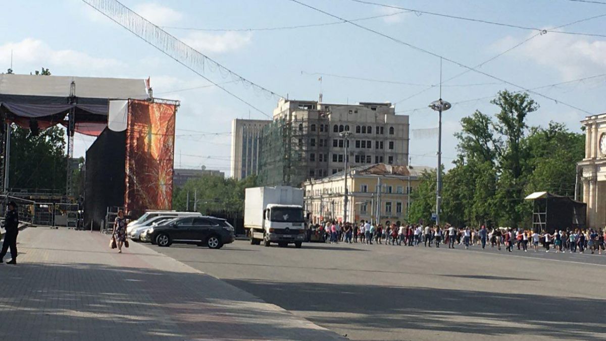 FOTO. Traficul prin PMAN, blocat de dragul repetițiilor pentru concertul dedicat zilei de 9 mai