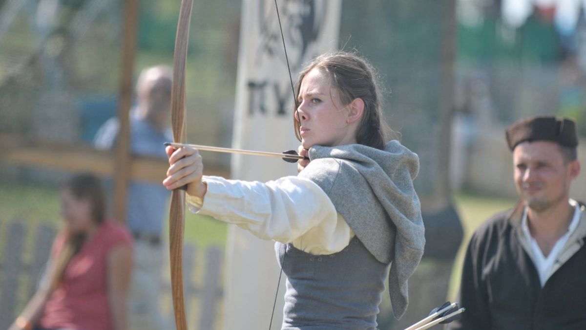 FOTO. Turneu al arcașilor și lupte de cavaleri! Ce se întâmplă acum la Festivalul Medieval de la Vatra