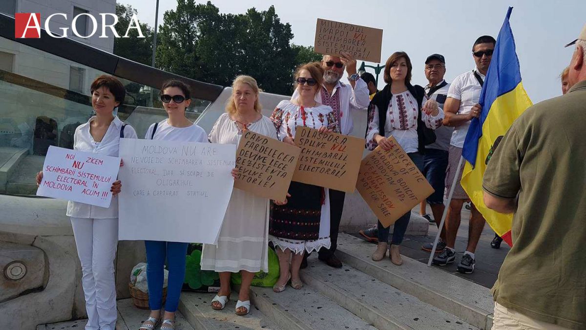 FOTO. Un grup de cetățeni din diasporă protestează la Veneția contra votului mixt