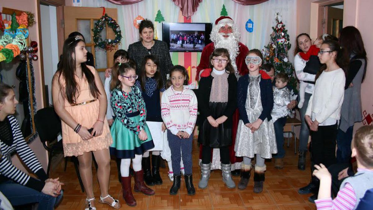 FOTO. Un grup de copii nevăzători a recitat poezii pentru Moș Crăciun