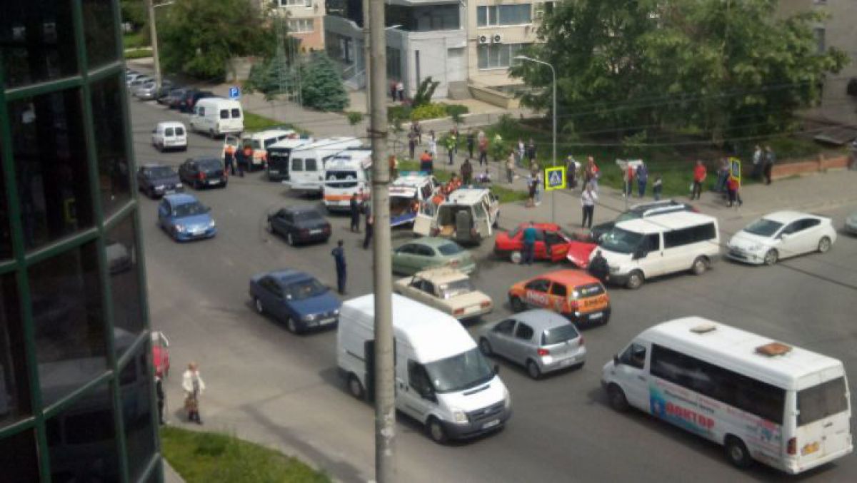FOTO. Un microbuz și două mașini s-au ciocnit pe strada Alecsandri. Nouă oameni au ajuns la spital