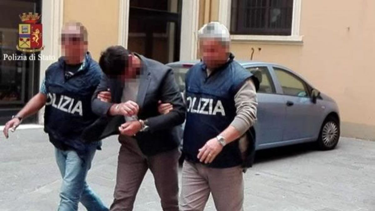 FOTO. Un moldovean fugar a fost arestat direct în restaurant de poliția italiană