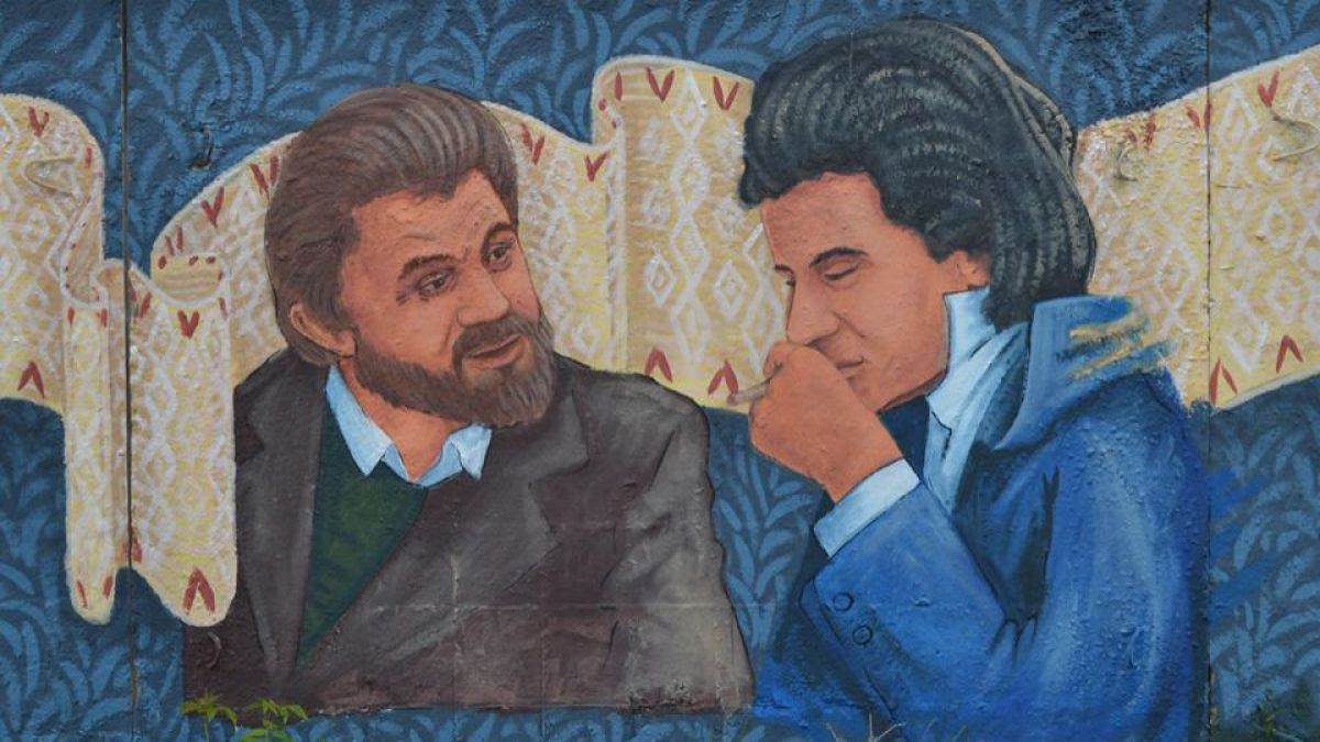 FOTO. Un pictor a ilustrat poveștile lui Creangă pe gardul unui complex turistic din țară