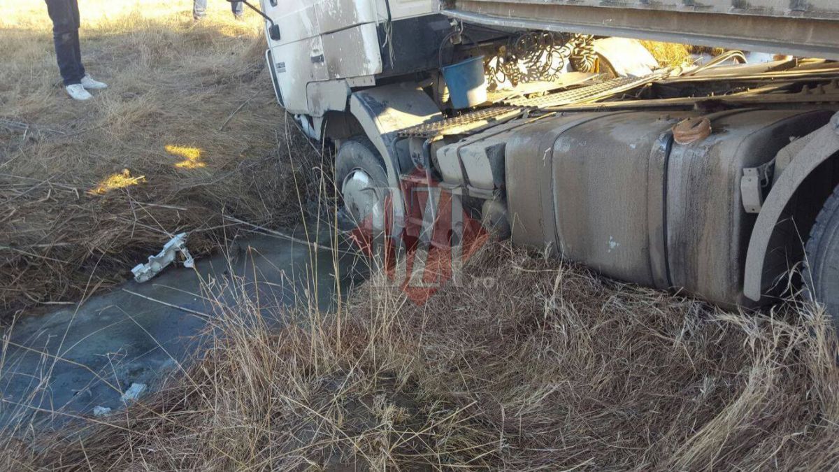 FOTO. Un TIR ce transporta marfă din Republica Moldova s-a răsturnat într-un pârâu din România