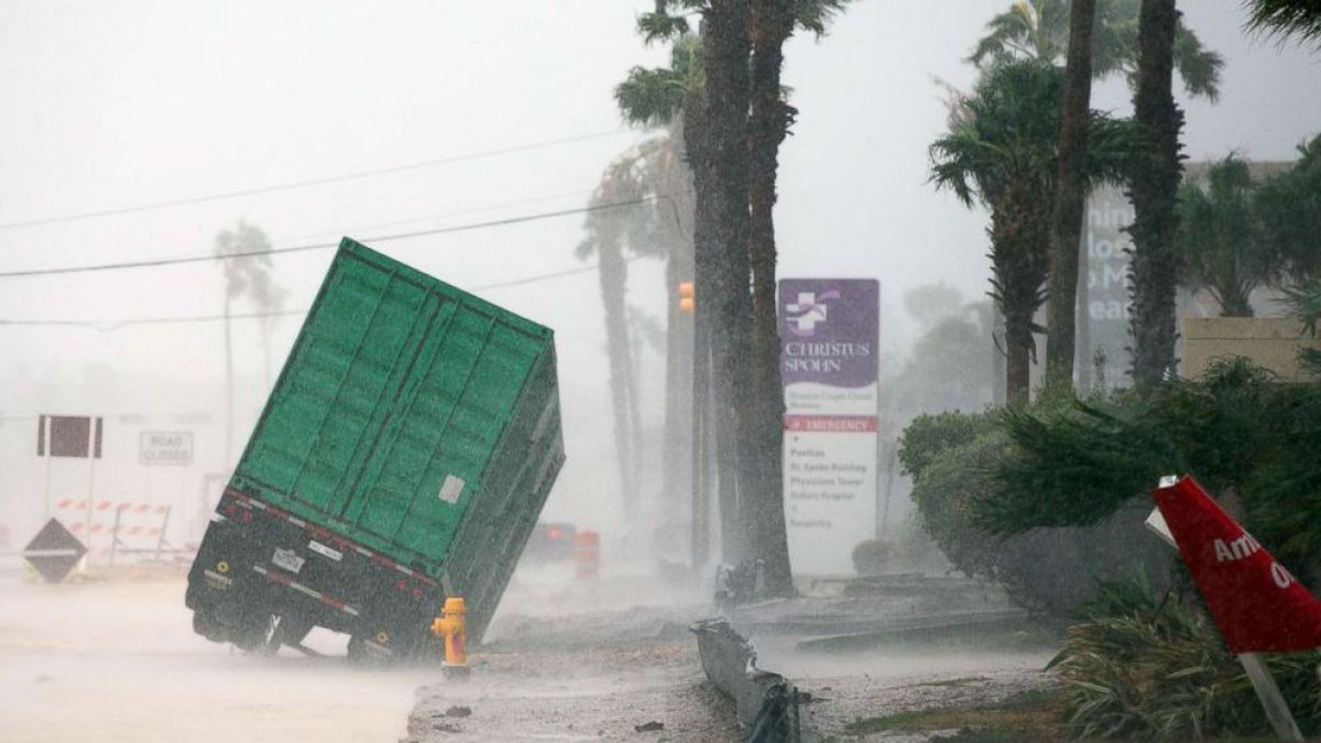 FOTO. Uraganul Harvey: Cel puțin un mort și 12 răniți în Texas. Vântul a atins 210 km/h
