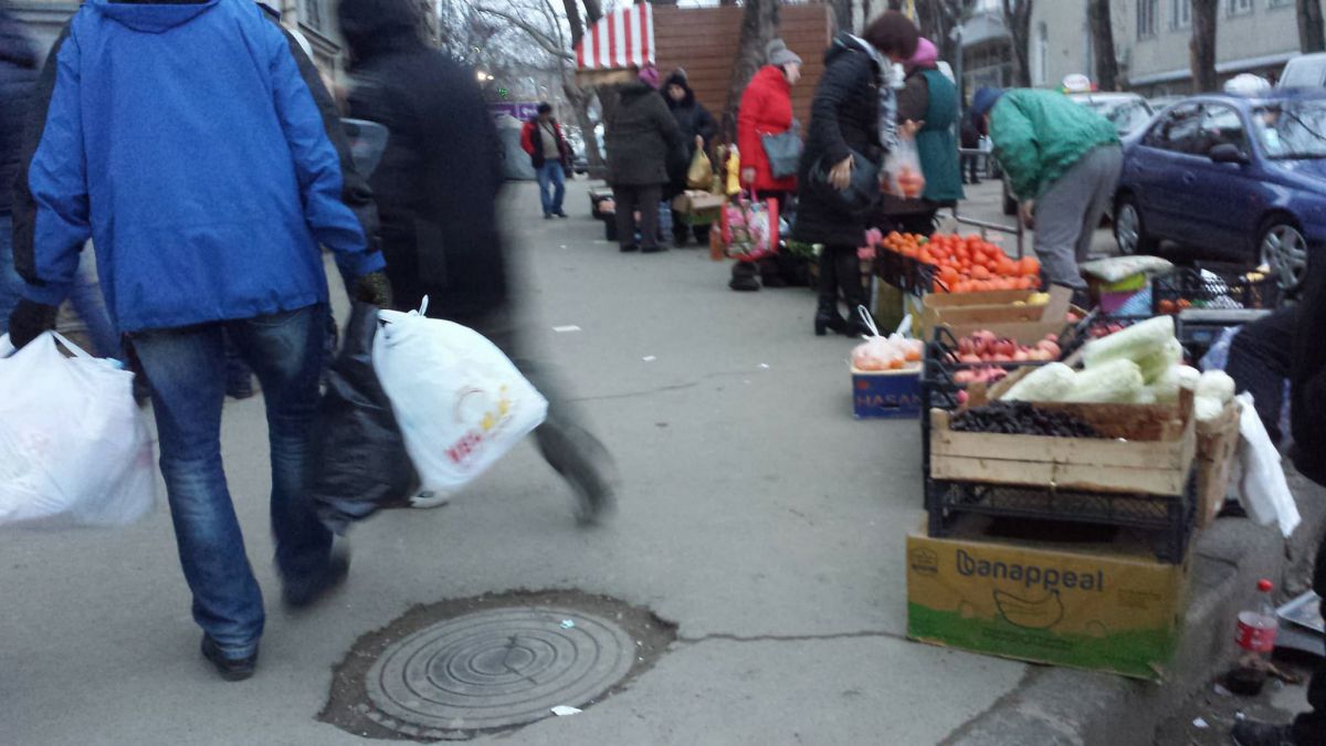 FOTO. Vânzătorii ambulanți au revenit pe străzile adiacente Pieței Centrale