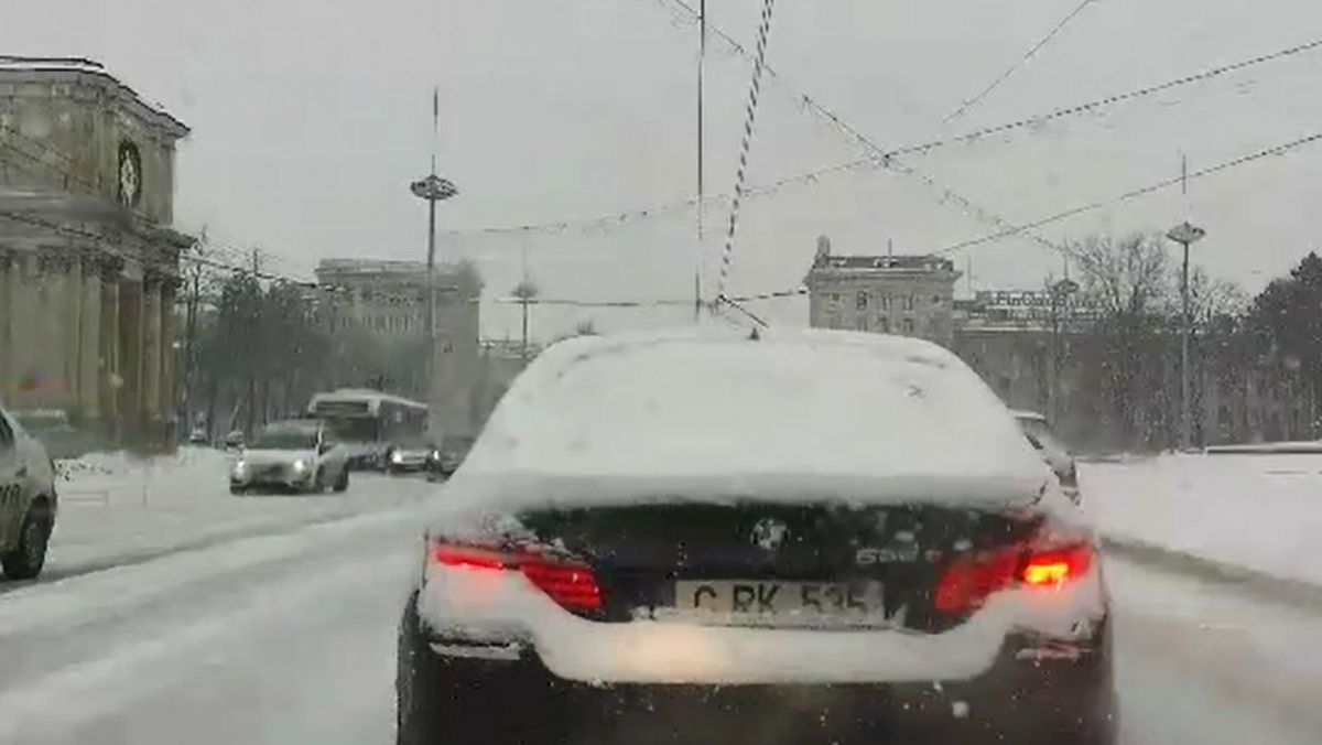 FOTO, VIDEO. Circulația îngreunată pe mai multe străzi din Chișinău. Ambuteiaj mare pe viaduct