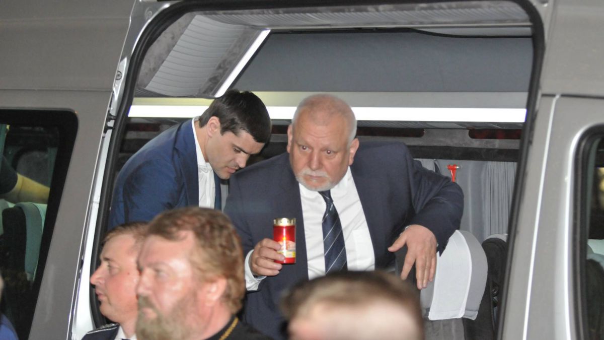 FOTO, VIDEO. Deputați PD și conducerea Poliției: Cine a făcut parte din delegația care a adus Lumina Sfântă