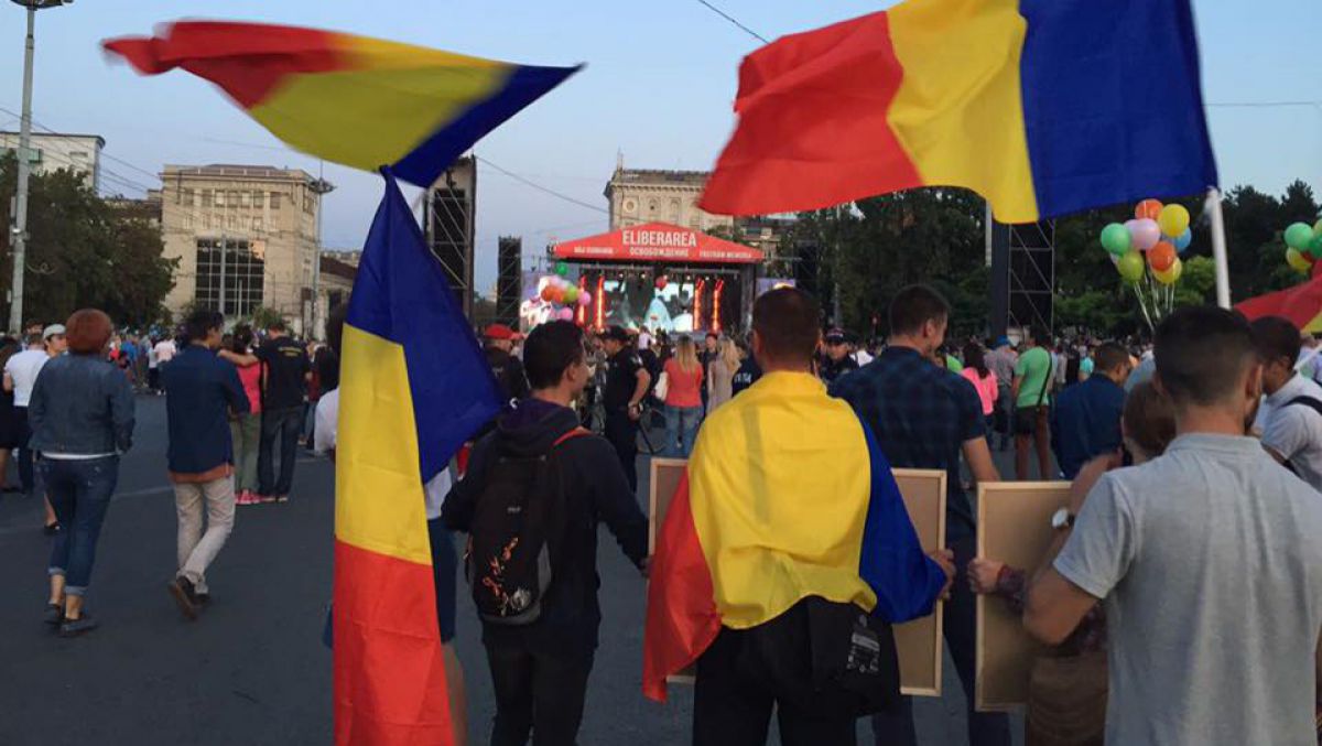 FOTO, VIDEO. Drapele tricolor la concertul lui Dodon în PMAN