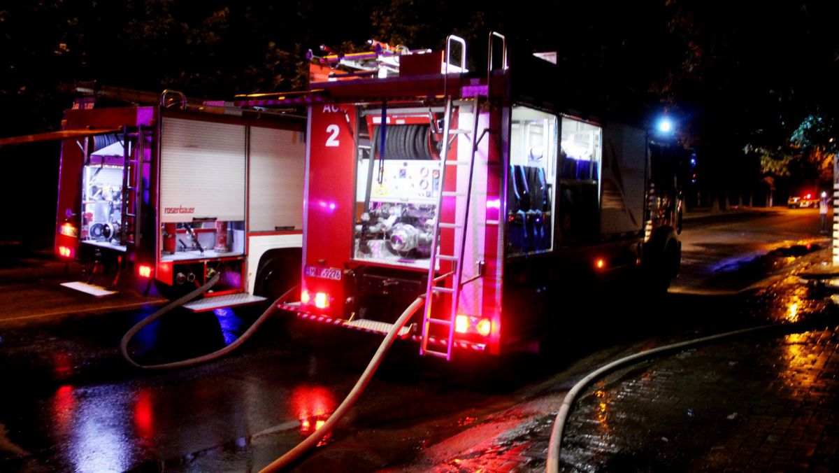 FOTO. VIDEO. Incendiu în capitală. Acoperișul unui local a luat foc, iar oamenii din preajmă au fost evacuați la miez de noapte