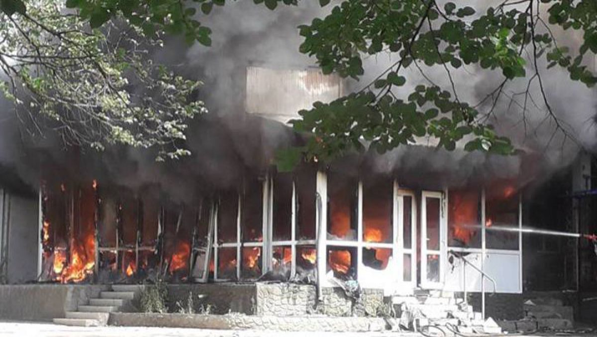 FOTO. VIDEO. Incendiu la Drochia. Un magazin a fost mistuit de flăcări