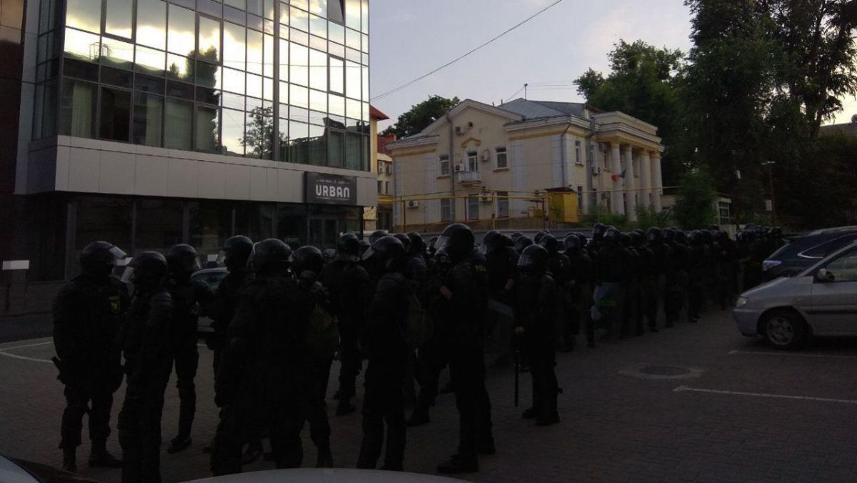 FOTO. VIDEO. Polițiștii apără și casa lui Plahotniuc. Echipați ca la carte, cu bastoane