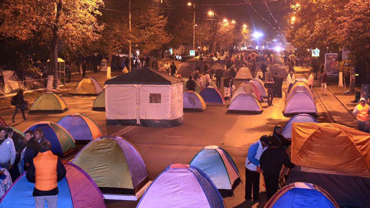 FOTO. VIDEO. Protestatarii de stânga au blocat porțiunea bulevardului Ștefan cel Mare din fața Parlamentului