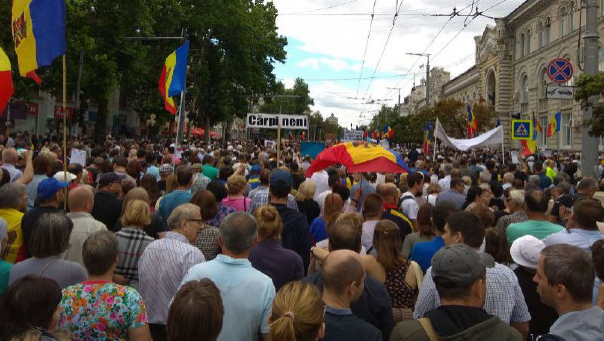 FOTO. VIDEO LIVE. Protestatarii din centrul capitalei au pornit într-un marș pe străzile orașului. Pe unde vor trece