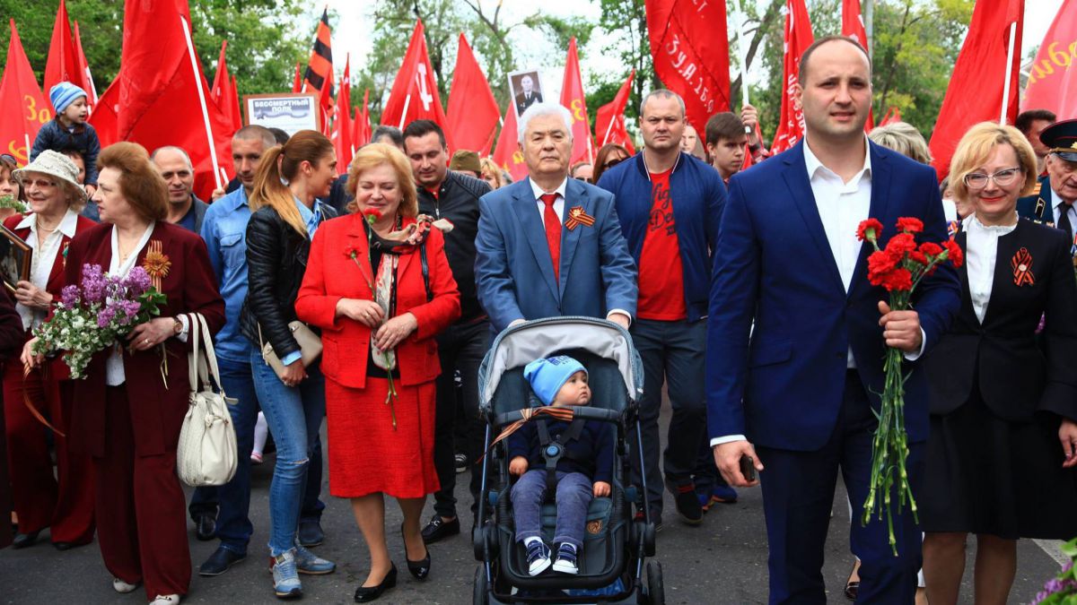 FOTO. Voronin a venit cu nepoții, strănepoții și soția la marșul comuniștilor de 9 mai