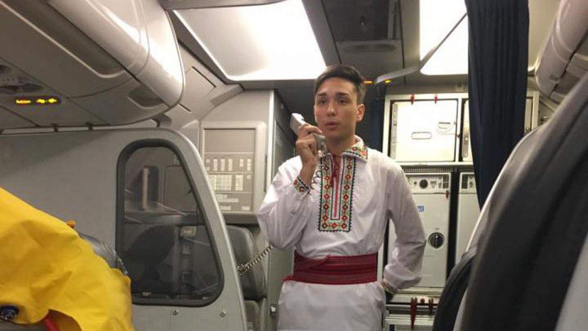 FOTO. Ziua Independenței. Însoțitori de bord ai Air Moldova, în straie naționale