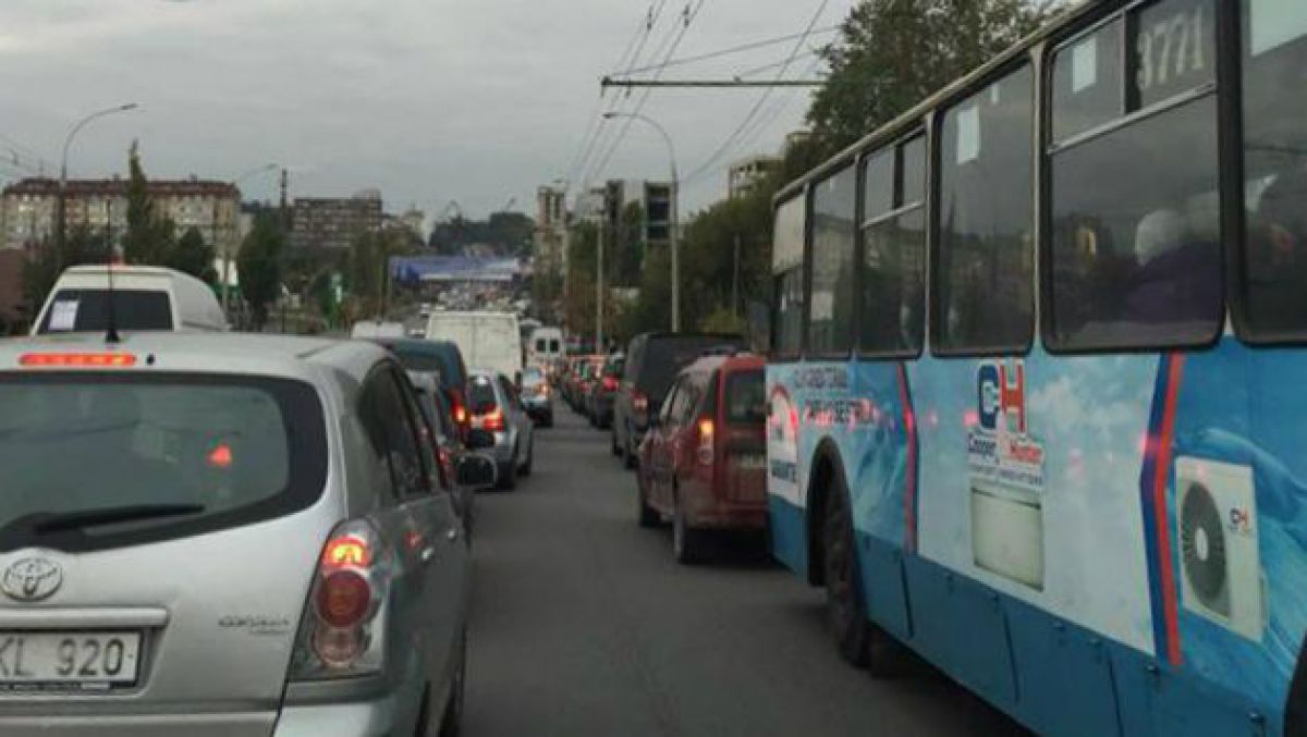 VIDEO. Atenție șoferi! Trafic paralizat pe mai multe străzi din centrul Capitalei
