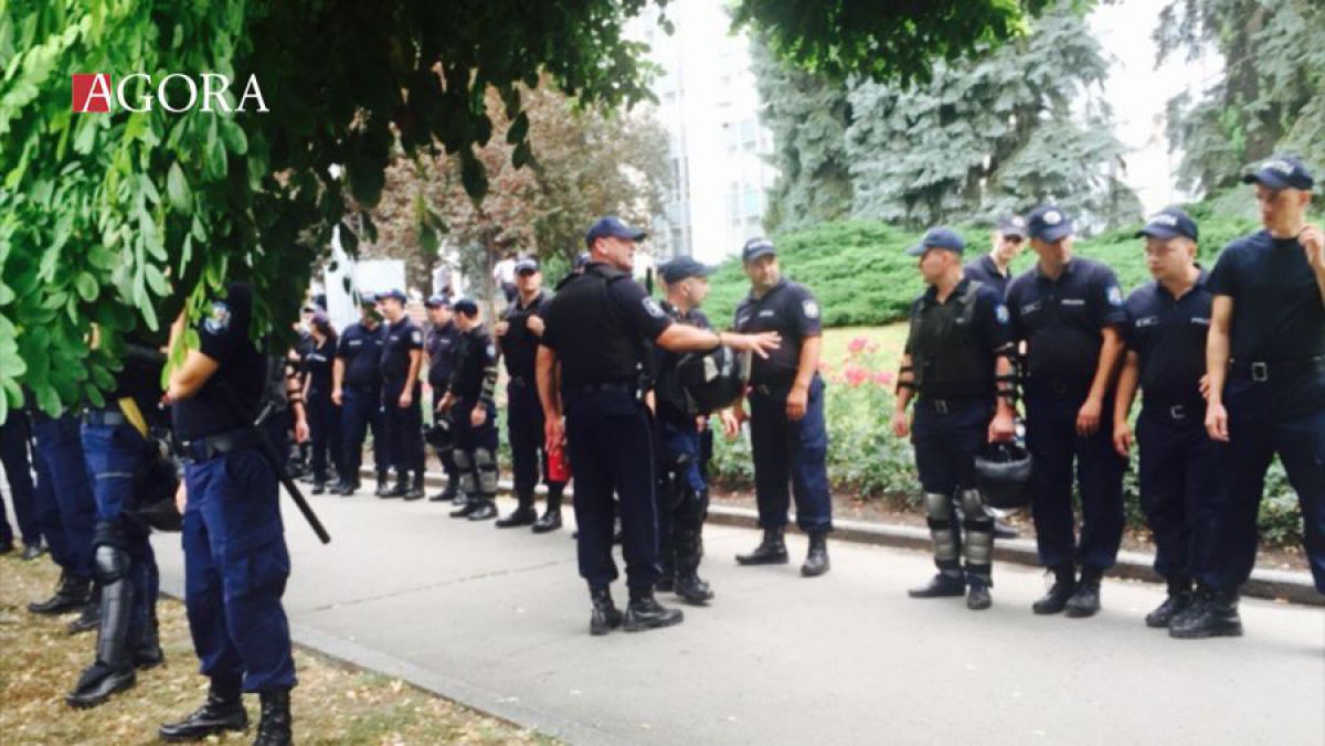 FOTO: Sute de polițiști mobilizați lângă PMAN pentru a menține ordinea publică