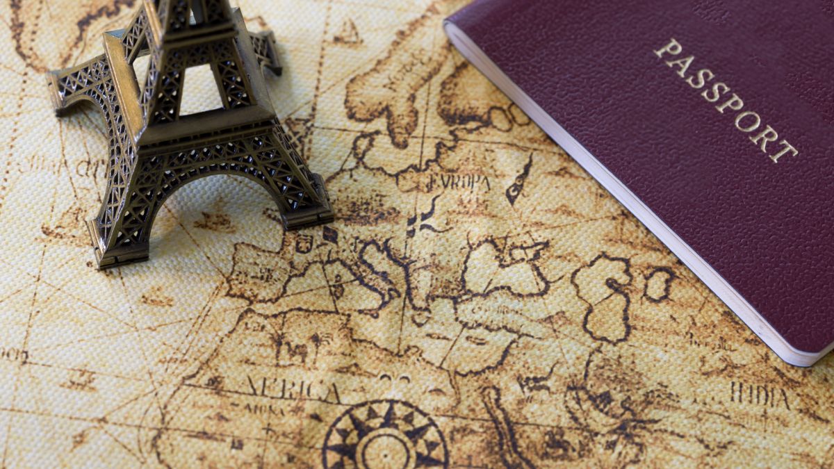 Franţa introduce permise de călătorie pentru turiştii străini