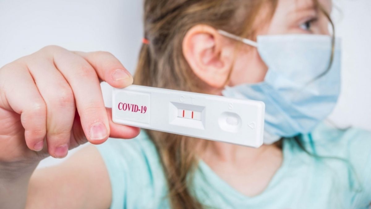 Franța planifică să testeze lunar un milion de elevi și profesori, din cauza noii tulpine britanice de COVID-19