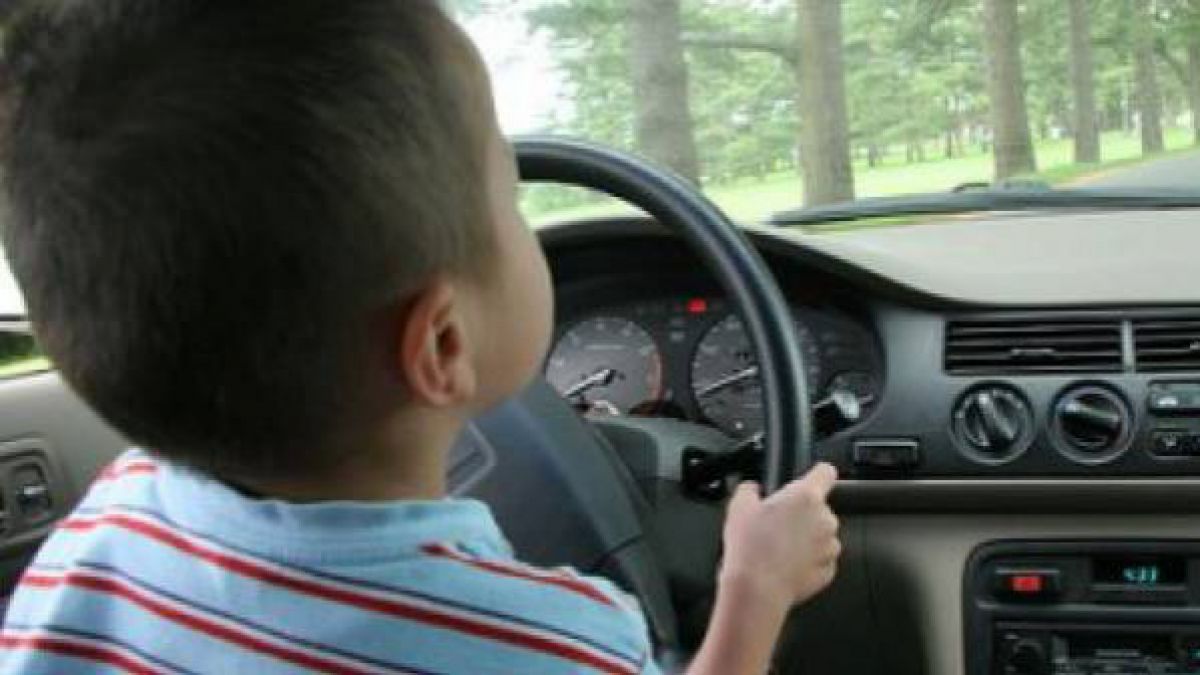 Franța: Un moldovean și-a așezat fiica de doar 11 ani la volanul mașinii