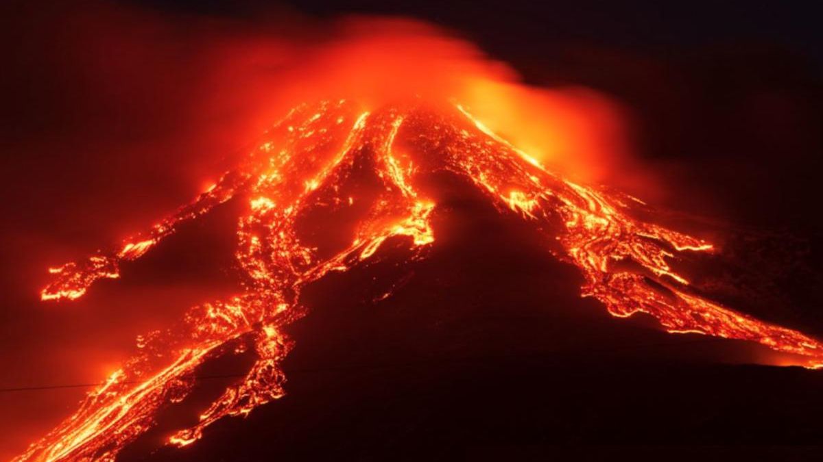 Fum deasupra Siciliei: Vulcanul Etna a erupt şi a ejectat o nouă coloană de fum şi cenuşă (VIDEO)