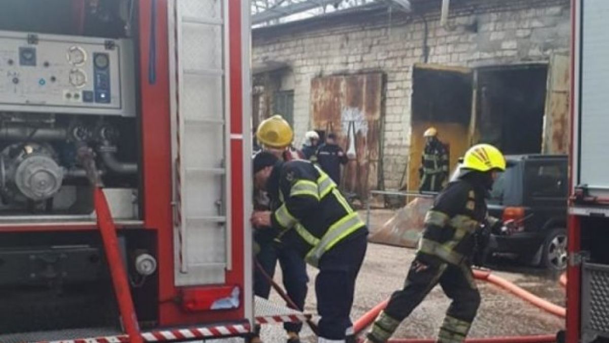 UPDATE: Fum dens deasupra sectorului Ciocana. Un depozit unde se păstrau 700 de litri de motorină a luat foc (VIDEO)