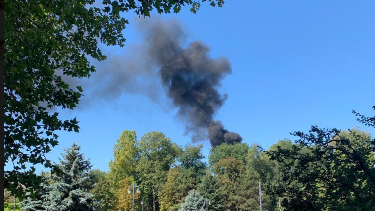 Fum dens într-o clădire în construcții din centrul capitalei: Trei echipaje de pompieri au interveni la fața locului