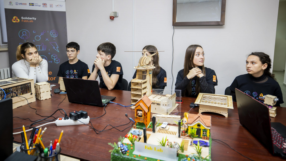Fundația Orange ajută tinerii din Moldova să dezvolte competențe în domeniul producției digitale (VIDEO)
