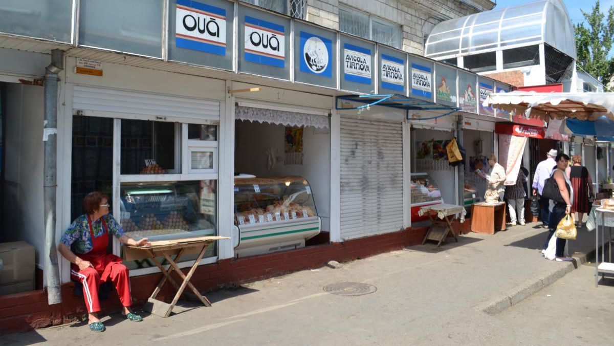GALERIE FOTO. Interzicerea comerțului stradal, în apropierea Pieței Centrale, rămâne în vigoare, dar provoacă controverse