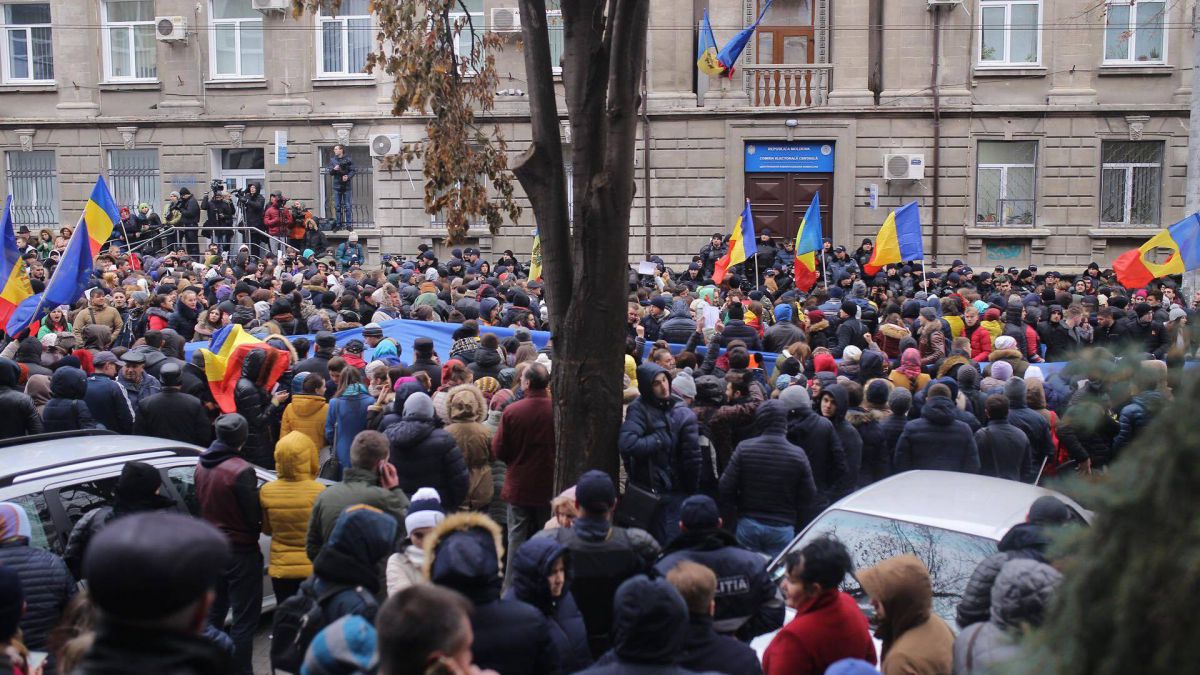 GALERIE FOTO. Cum decurge protestul din fața Comisiei Electorale Centrale