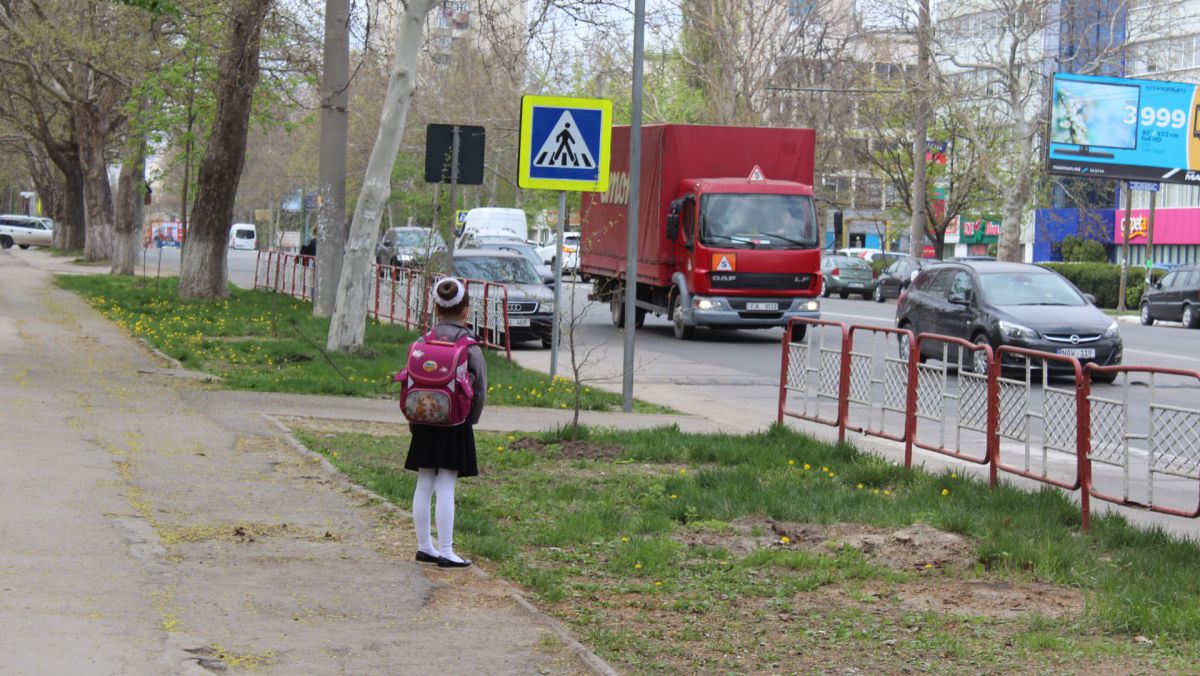 GALERIE FOTO. Zebre invizibile pe străzi: Așa arată majoritatea trecerilor de pietoni din Capitală