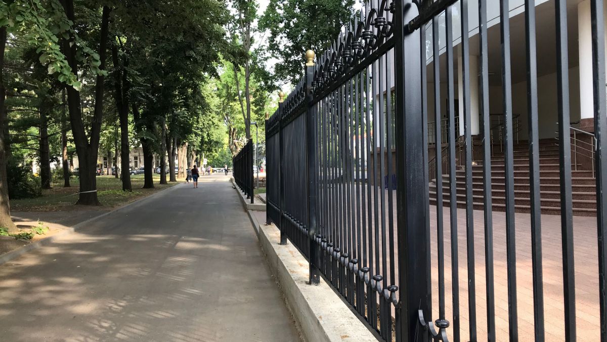 GALERIE FOTO cu șantierul de la Parlament. Gardul din jurul clădirii prinde contur