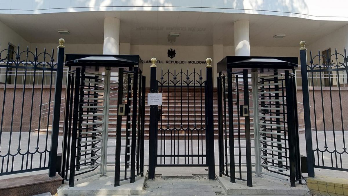 DOC. Explicația autorităților privind instalarea turnichetelor din spatele Parlamentului. Care sunt costurile și cum se va face accesul