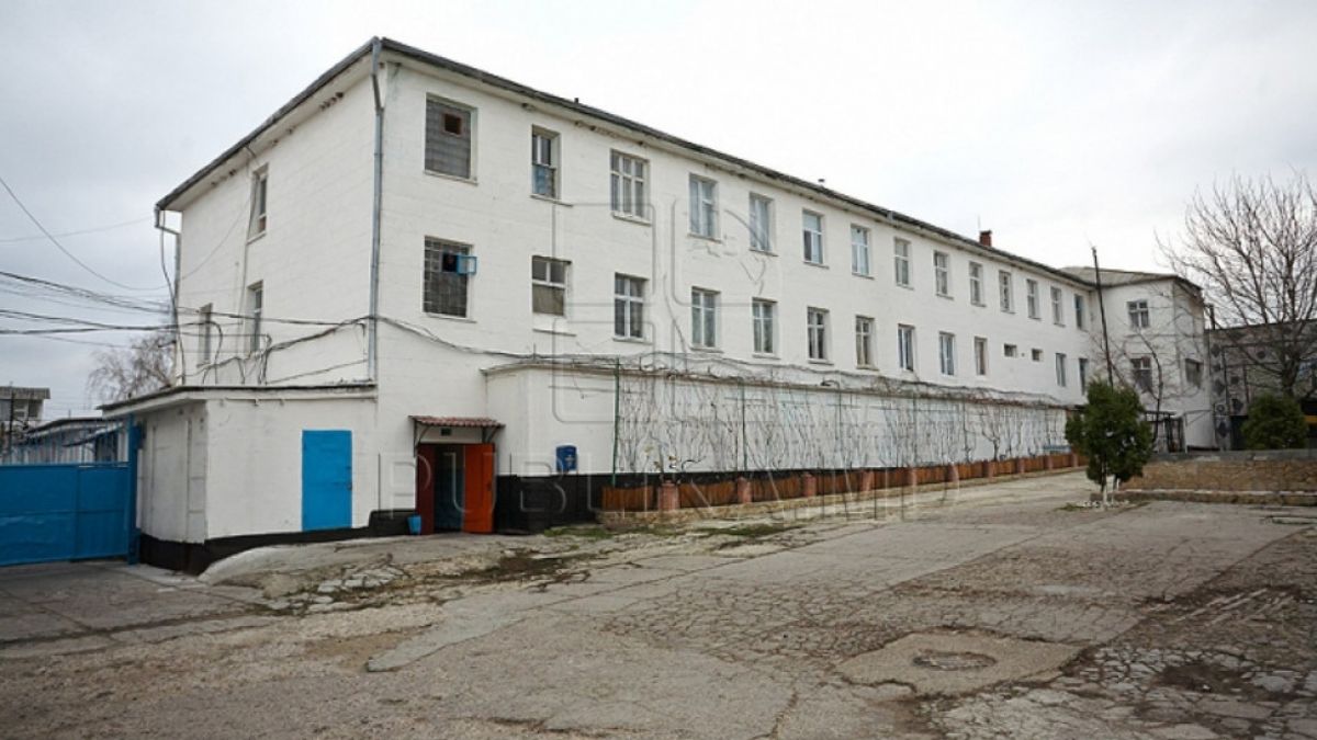 Mai mulți gardieni ar fi fost agresați de deținuți în penitenciarele din țară. Au fost publicate imagini video din 2018 (VIDEO)
