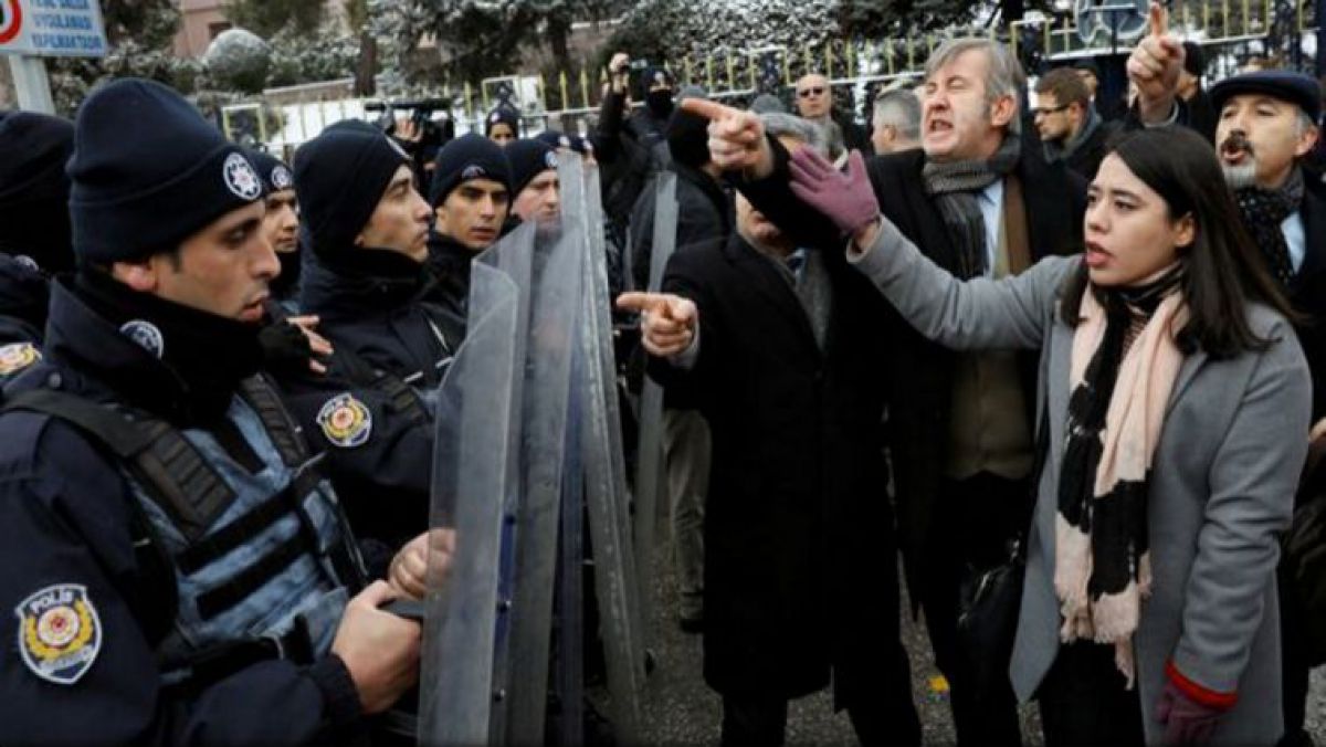 Gaze lacrimogene și tunuri cu apă, folosite de poliția turcă pentru a dispersa protestul împotriva revizuirii Constituției