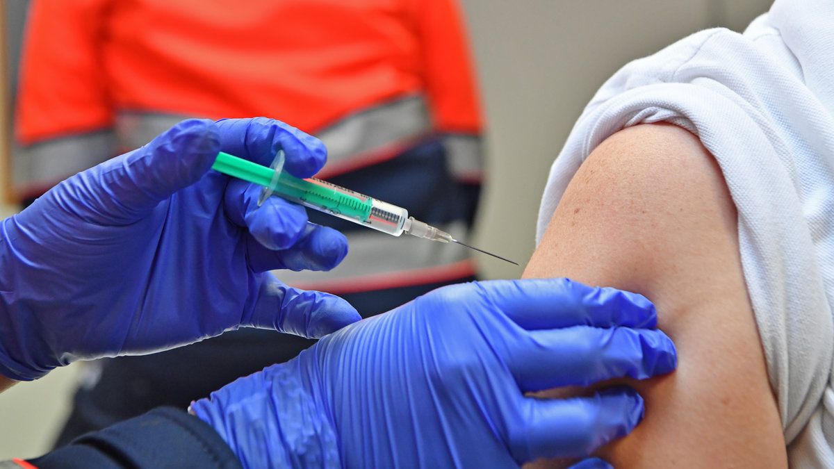 Germania: O asistentă medicală a spart un flacon de vaccin și a vrut să-și ascundă fapta. Ce le-a injectat pacienților