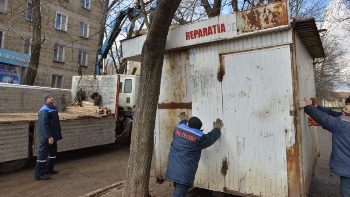 Peste 200 de mii de lei, cheltuiți de municipalitate pentru evacuarea a 162 de gherete, foișoare și unități de comerț ambulant