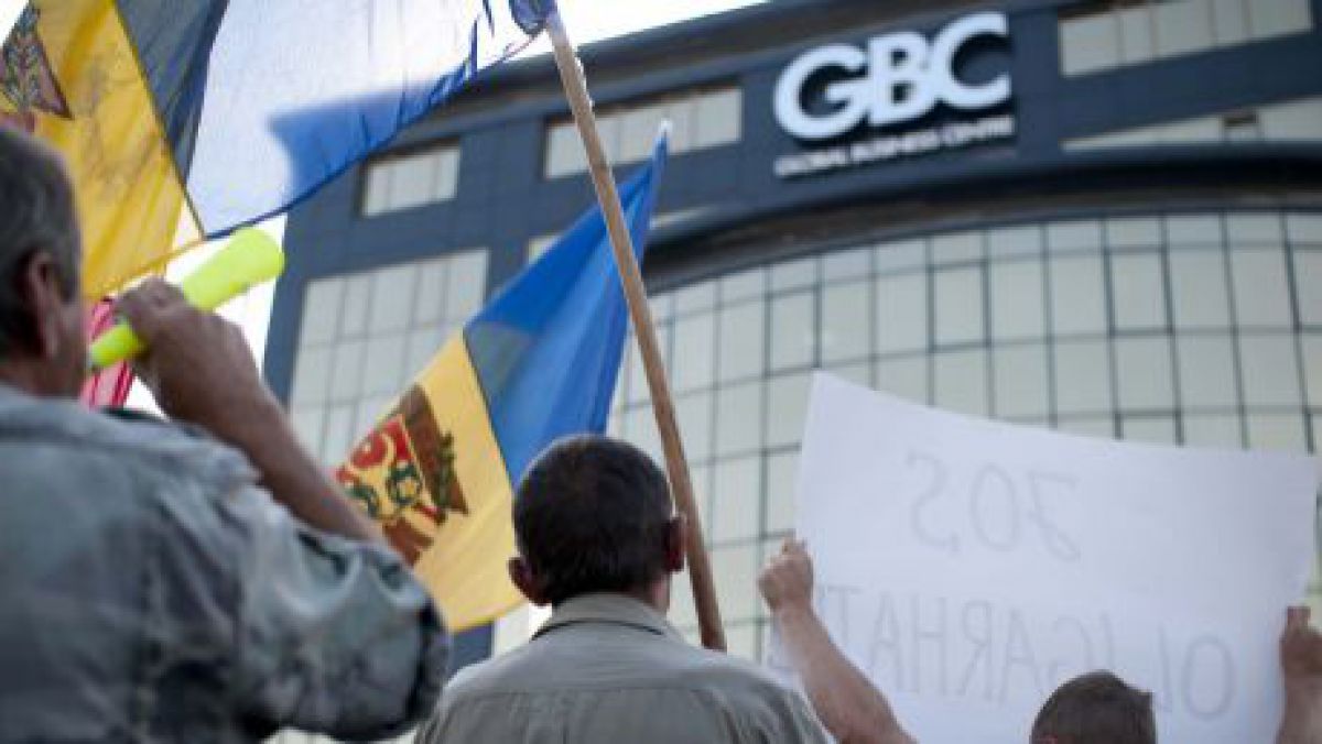 Global Business Center, sediul firmelor lui Vlad Plahotniuc, înconjurat de protestatari
