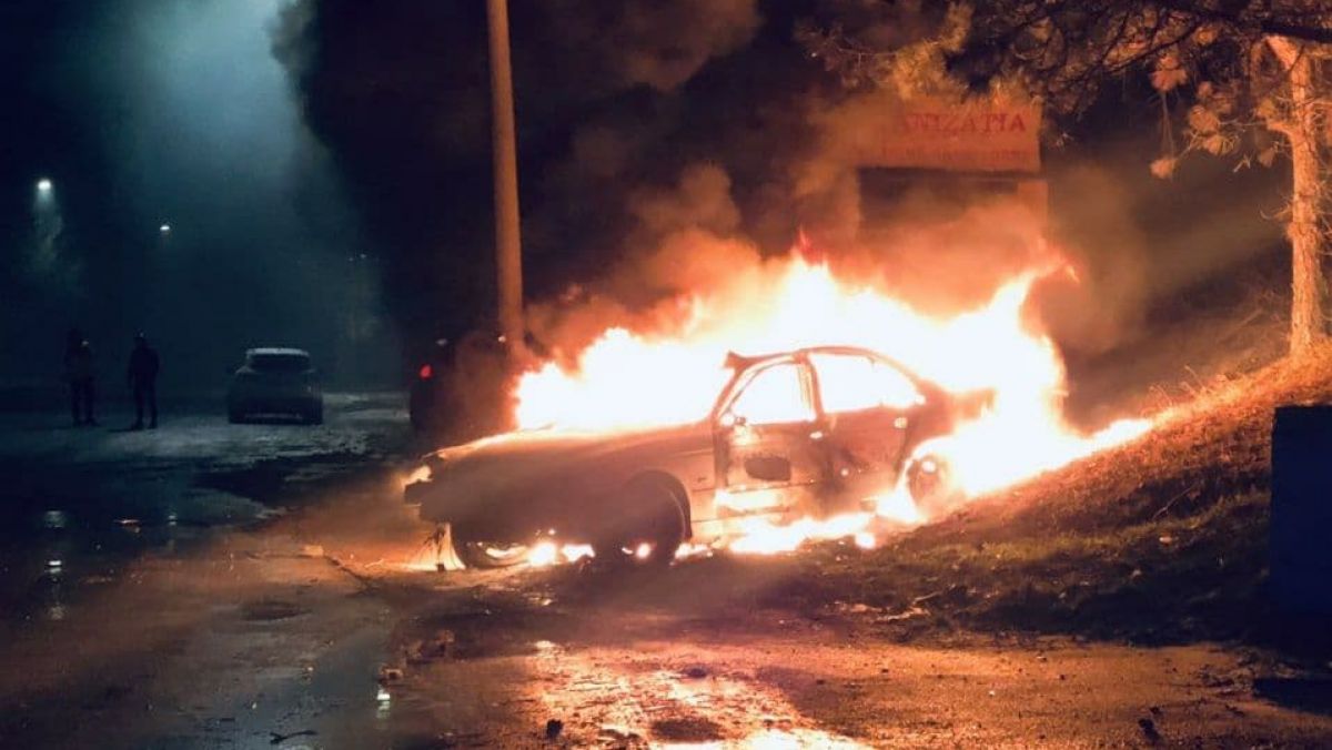 Grav accident în capitală: O mașină a intrat într-un pilon și a luat foc. UPDATE: Șoferul era în stare de ebrietate